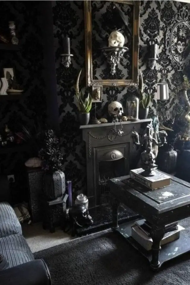exemple deco style gothique décoration salon sombre papier peint arabesque volutes noir ton sur ton cheminée tête de mort