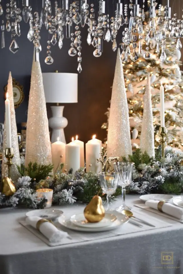 exemple deco table noel traditionnel nappe blanche centre de table en longueur branche sapin bougies blanche élégant