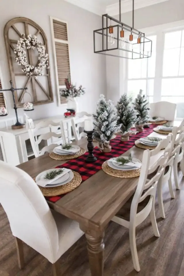 exemple deco table noel traditionnel décor simple et authentique chemin de table noir et rouge sapin décoration
