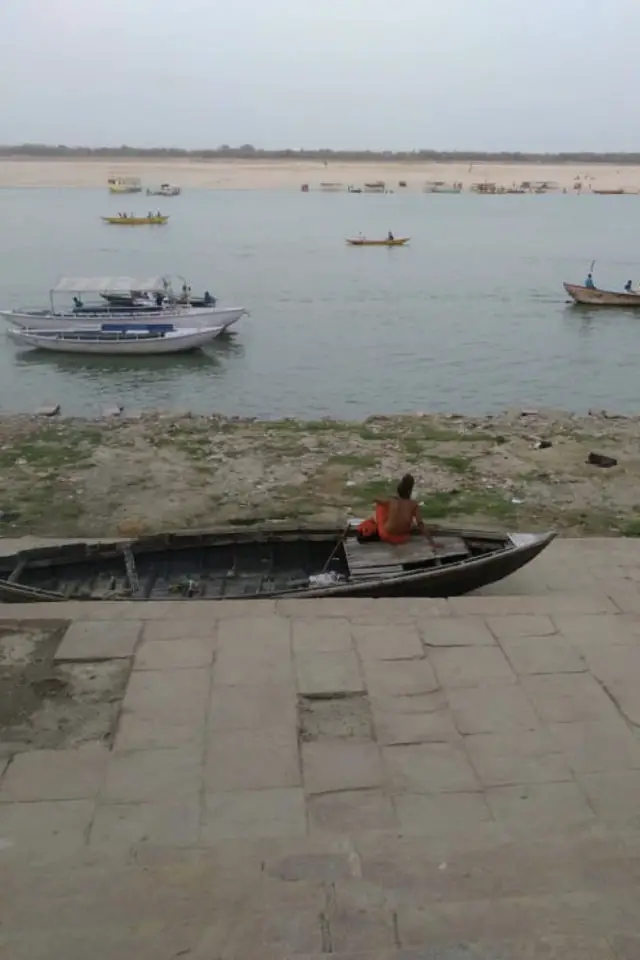 inde pays extradordinaire exemple saddhu qui regarde le Gange à Varanasi