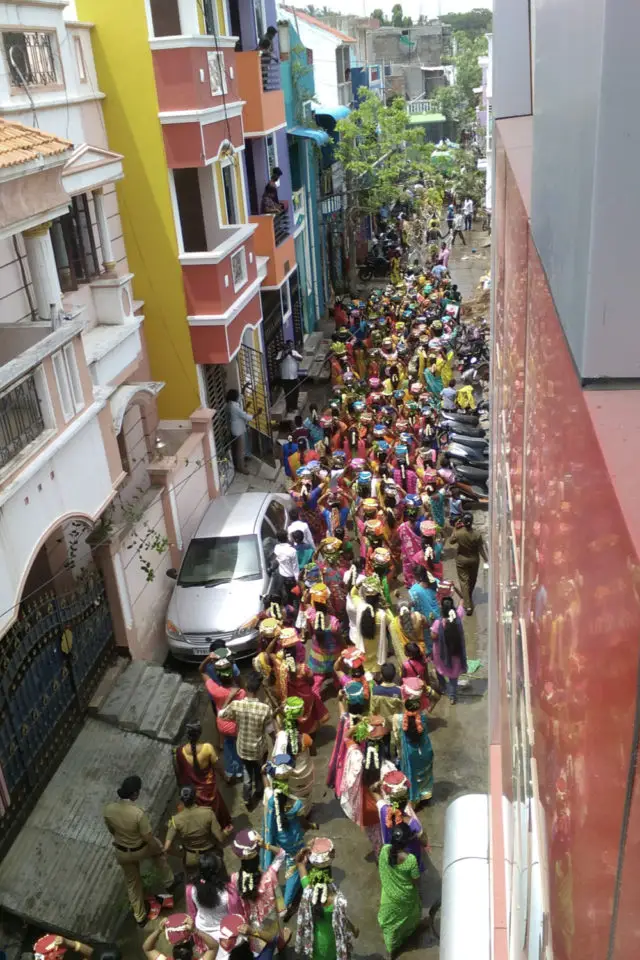 inde pays extraordinaire exemple procession religion dans notre rue à Pondicherry