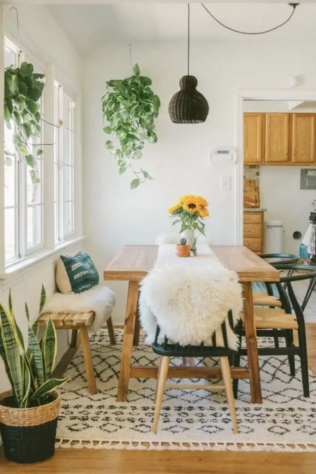 relooking salle a manger exemple ambiance naturelle table rectangulaire banc en bois chaises simple carreaux de ciment revêtement sol