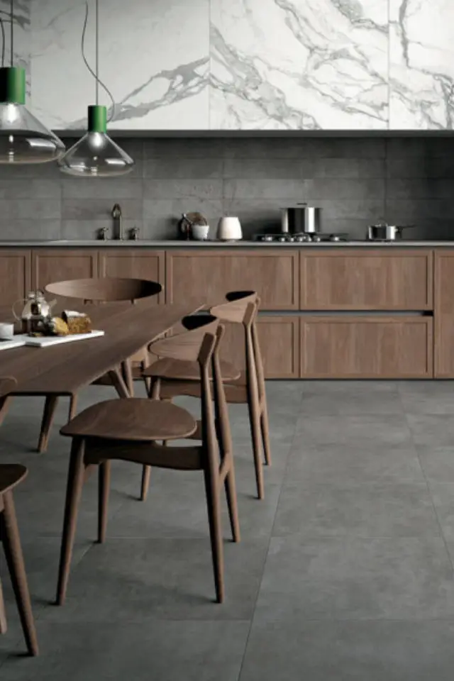 carrelage Mirage moderne gres cerame exemple cuisine ouverte salle à manger tendance revêtement de sol effet béton foncé mobilier en bois crédence effet marbre