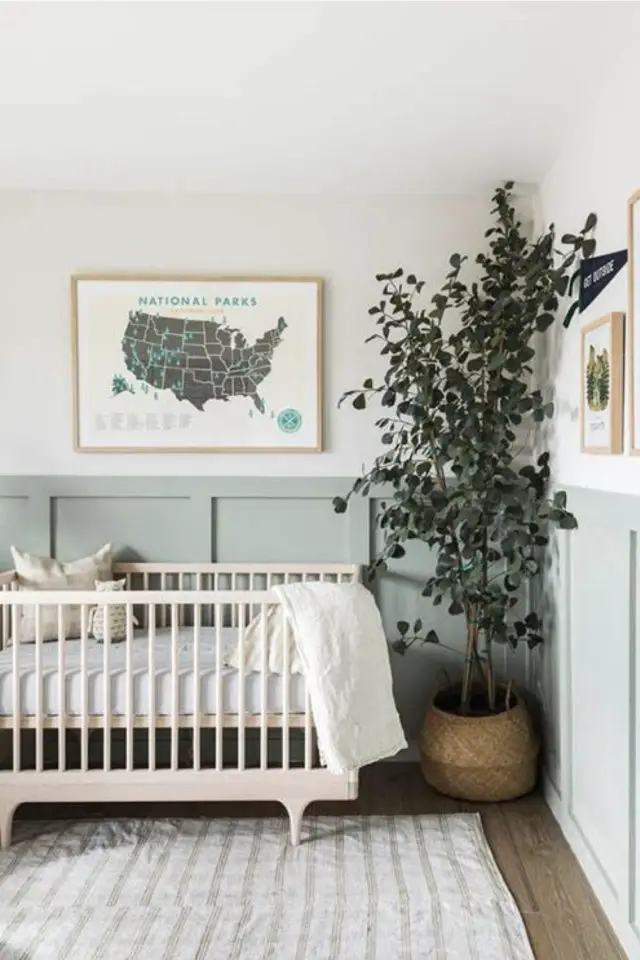 chambre enfant decor nature exemple bébé lit évolutif à barreaux soubassement plantes carte encadrée