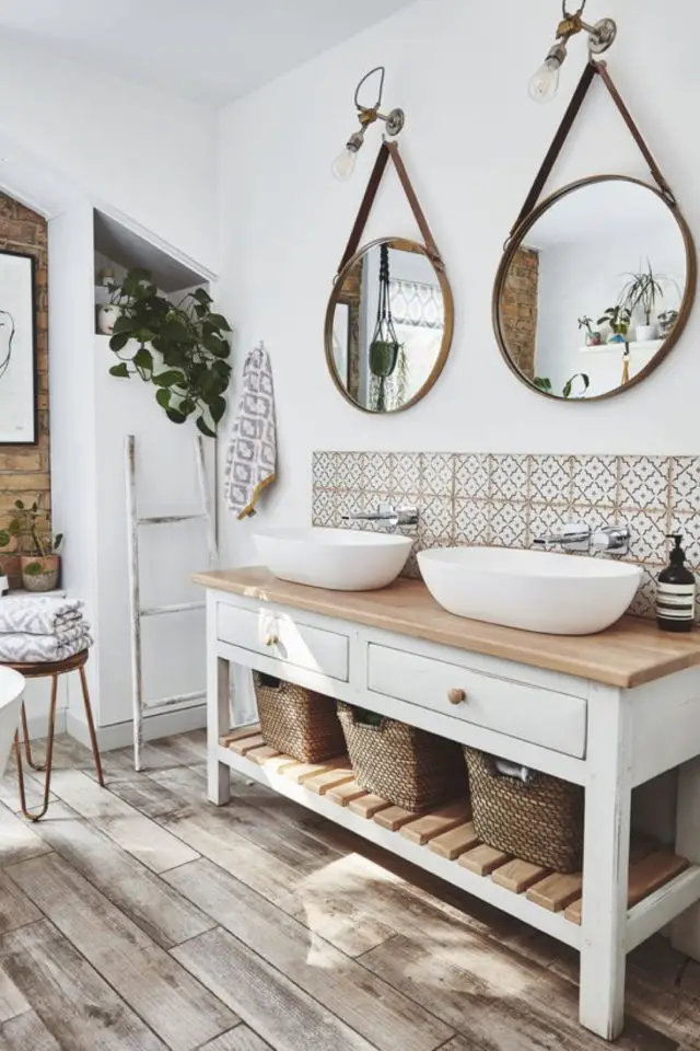 comment relooker salle de bain mobilier double vasque miroir rond symétrie parquet