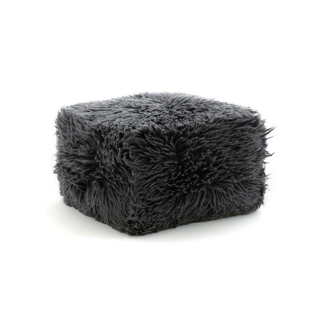 decoration cosy hiver salon Pouf laine effet fourrure gris