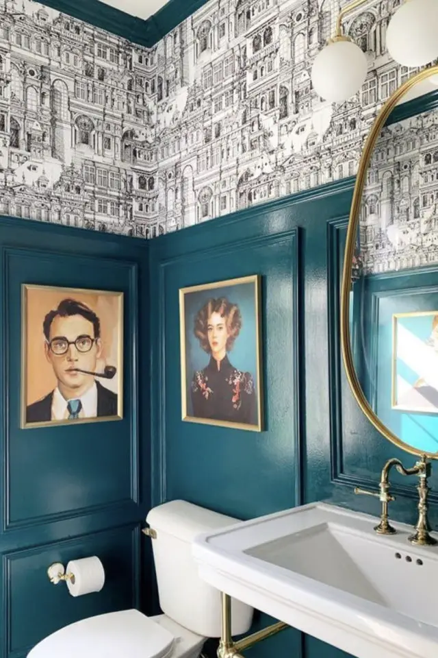 decoration murale coloree exemple salle de bain classique chic soubassement bleu canard tableaux