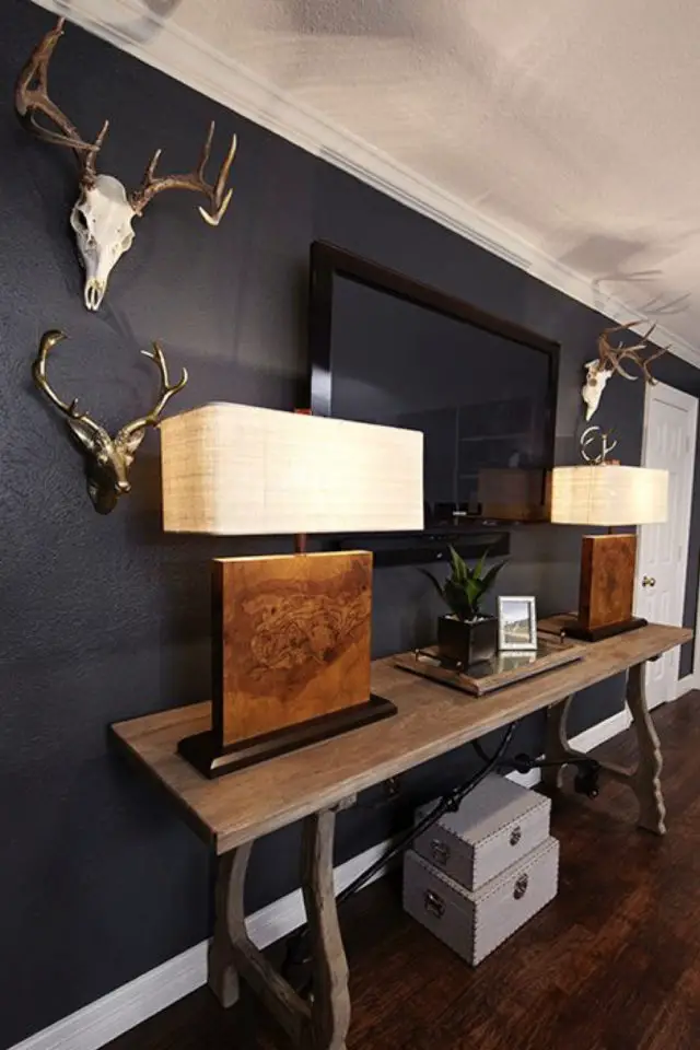 entree style masculin decoration exemple mur couleur noir sobriété lampes à poser élégante bois