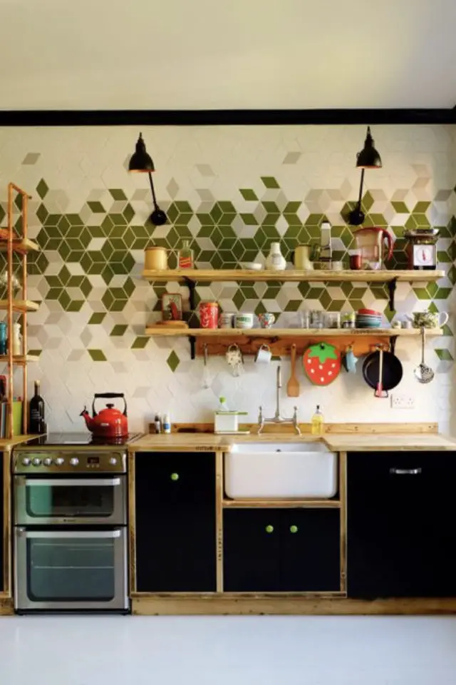 exemple credence cuisine couleur décor mural géométrique vert et blanc