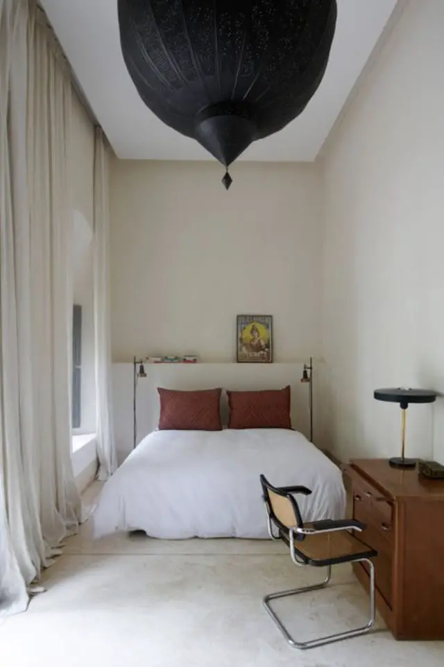 exemple lit ras du sol chambre en longueur style minimaliste chic