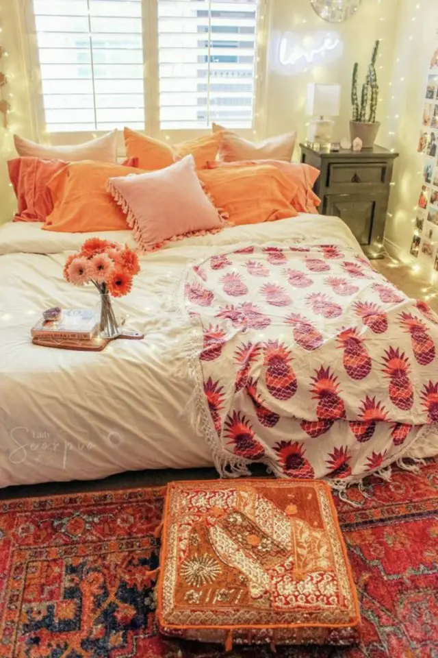 exemple lit ras du sol chambre ambiance bohème colorée tapis oriental couleurs chaudes