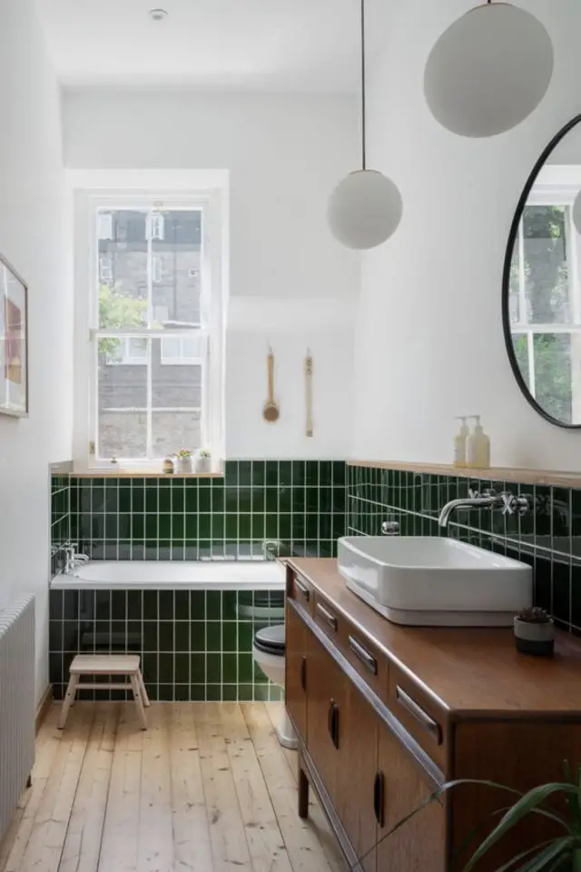 exemple relooking salle de bain soubassement carrelage vert sapin meuble récup mid century modern