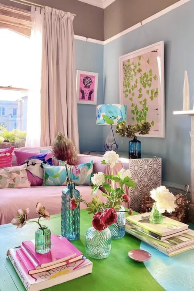 exemple salon hyper colore couleur pastel canapé rose mur bleu et taupe table fluo
