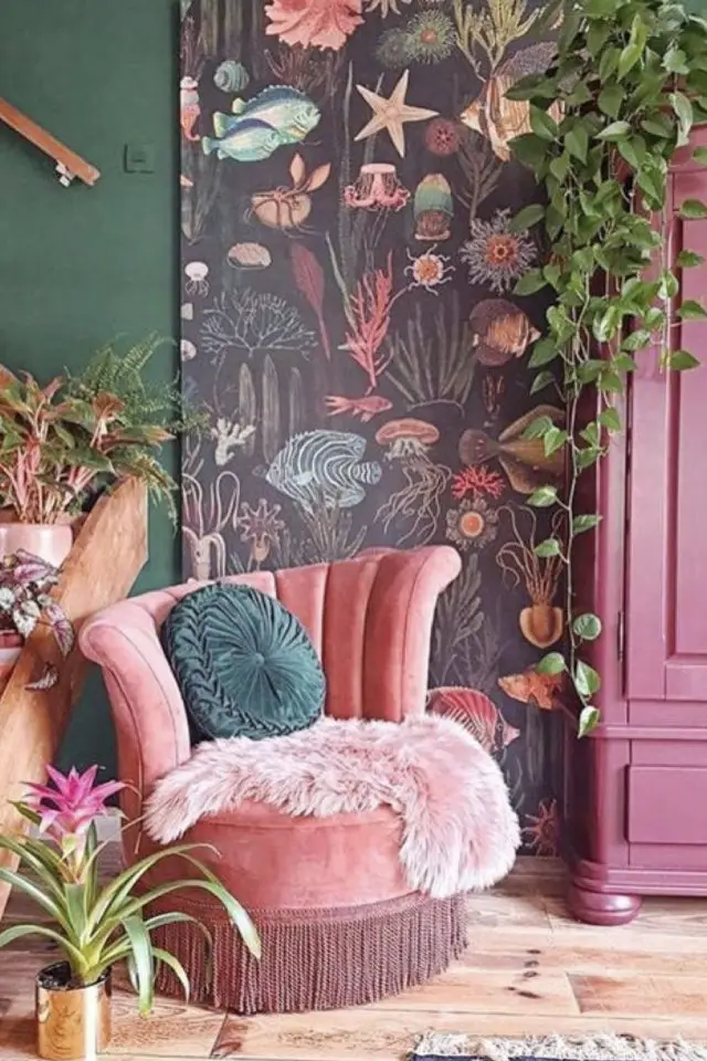 exemple salon hyper colore fauteuil rose velours vintage mur vert meuble ancien peint en rose