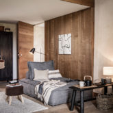interieur masculin Maisons du Monde collection bergen salon cosy revêtement bois élégant minimaliste