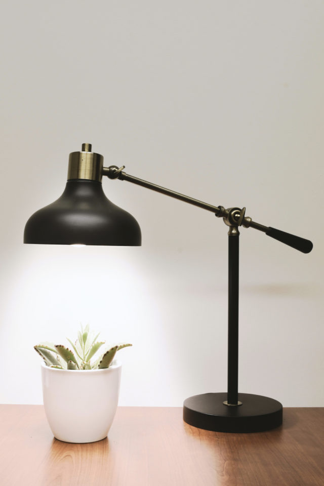 lampe de bureau tendance élégant vintage noir et laiton orientable