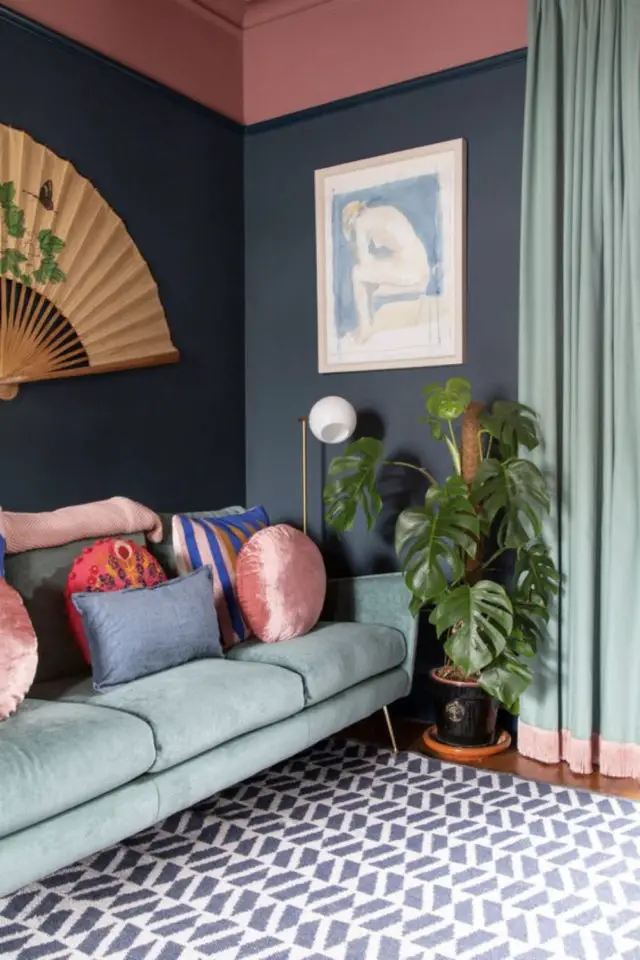 maximalisme couleur salon exemple mur bleu et rose sombre canapé velours vert clair céladon rideaux