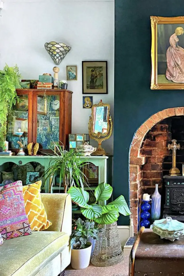 maximalisme couleur salon exemple cheminée peinte accessoires colorés décoration pièce à vivre
