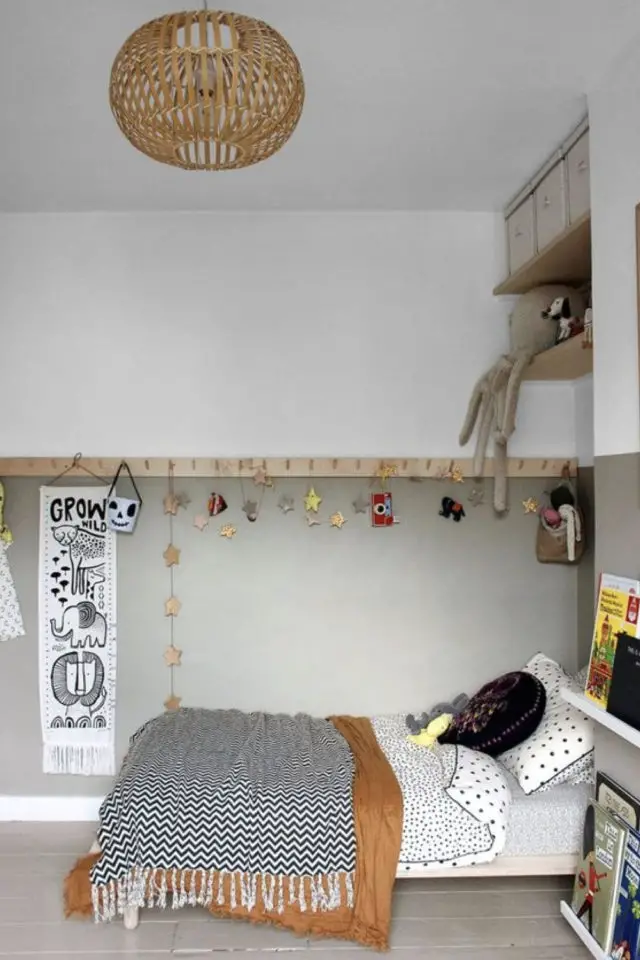 petite chambre enfant couleur exemple soubassement gris porte manteau bois mur blanc