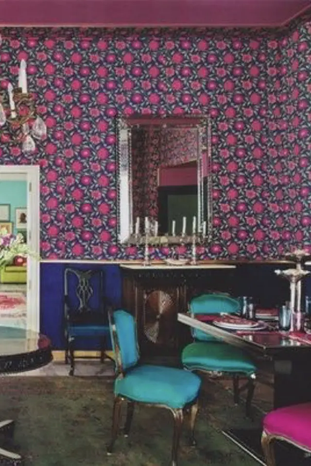salle a manger maximalisme couleur papier peint à fleur  fuchsia soubassement bleu nuit chaise vert bleu 