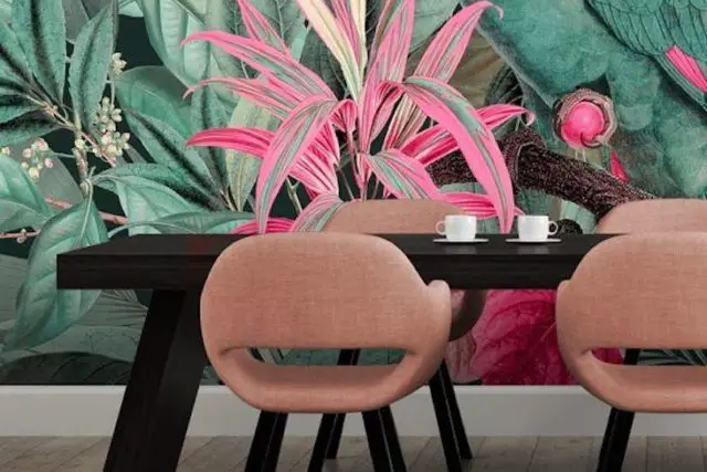 salle a manger maximalisme couleur rose chaise papier peint jungle tropicale végétale