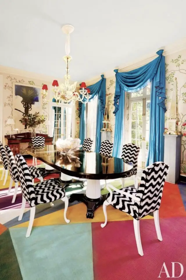 salle a manger maximalisme couleur tissus chaise damier rideaux bleu tapis multicolore