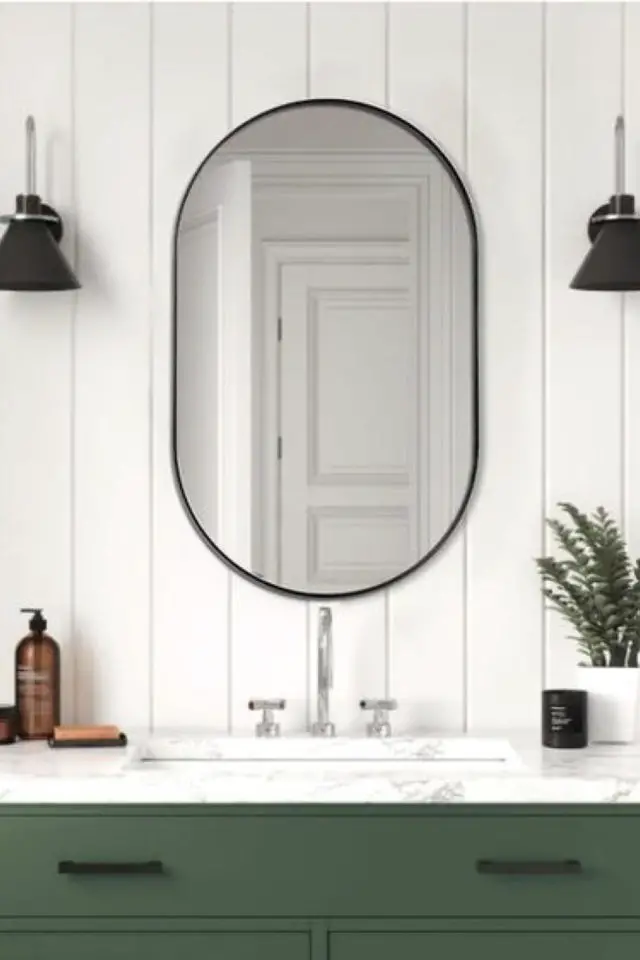 salle de bain miroir ovale exemple encadrement noir fin élégant applique murale noir