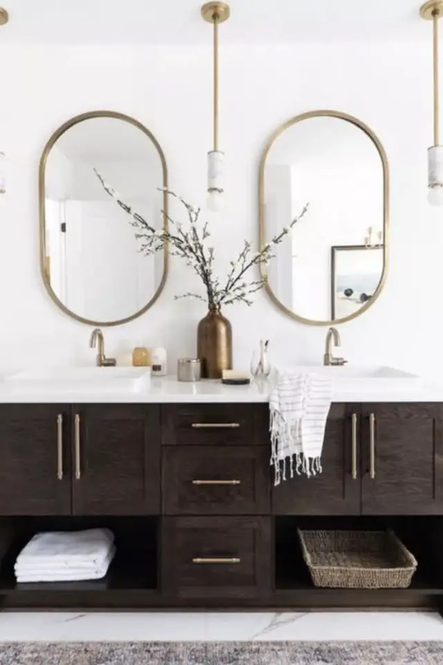 salle de bain miroir ovale exemple espace élégant laiton blanc bois foncé meuble double vasque