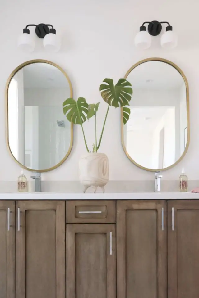 salle de bain miroir ovale exemple double vasque symétrie élégant simple