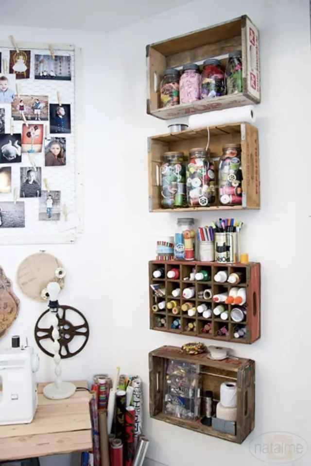 se sentir bien chez soi piece creative rangement mural caisse en bois loisirs créatif bureau