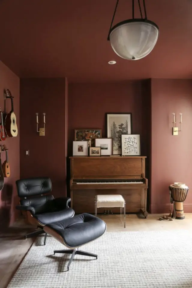 se sentir bien chez soi piece musique couleur terracotta mur plafond ambiance intime élégante piano lounge chair eames