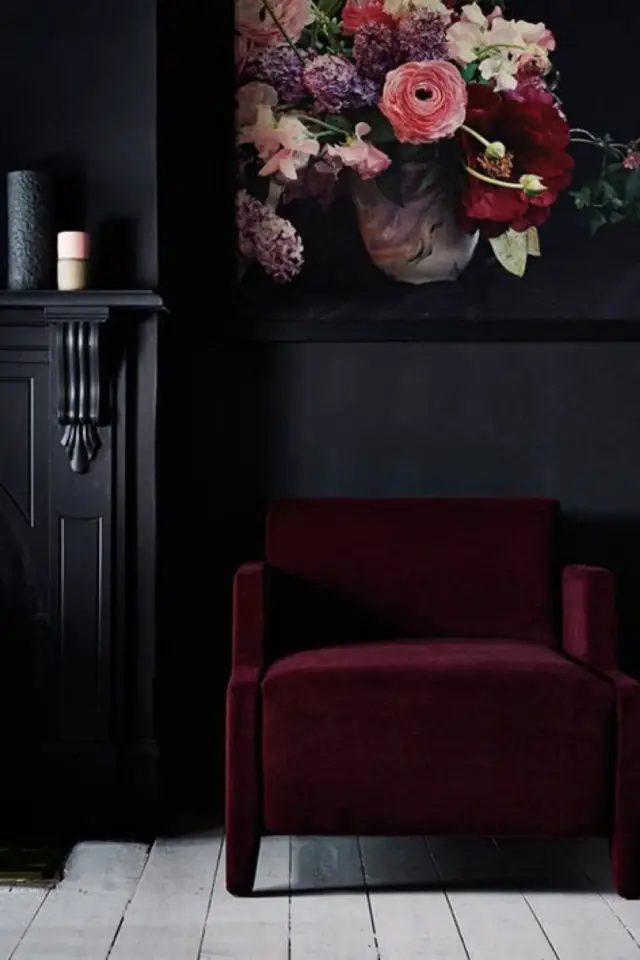 velours bordeaux decoration exemple petit fauteuil élégant peinture murale noire chic
