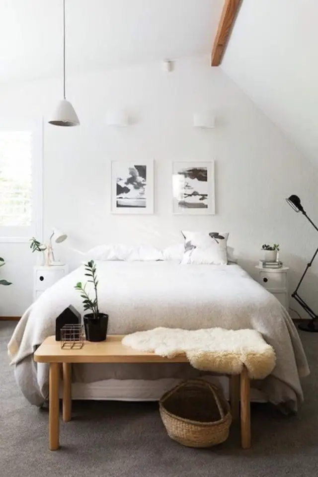 chambre adulte minimaliste exemple épurée banc bout de lit en bois cadre dessus mur 