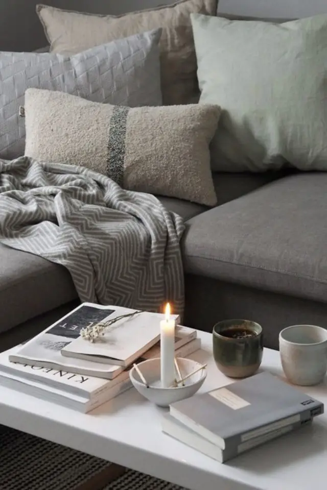 decoration hygge moderne exemple canapé gris détail décor table basse coussin bougie magazine