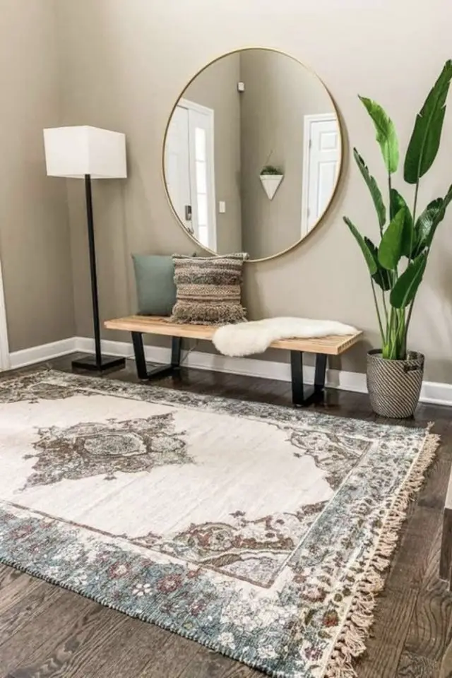 petite entree couleur blanc et neutre beige uni miroir rond tapis persan banc et plantes