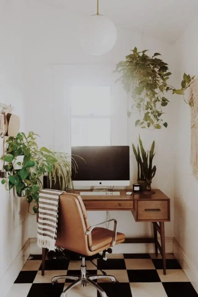 ajouter petite plante bureau exemple petit espace bois vintage ordinateur