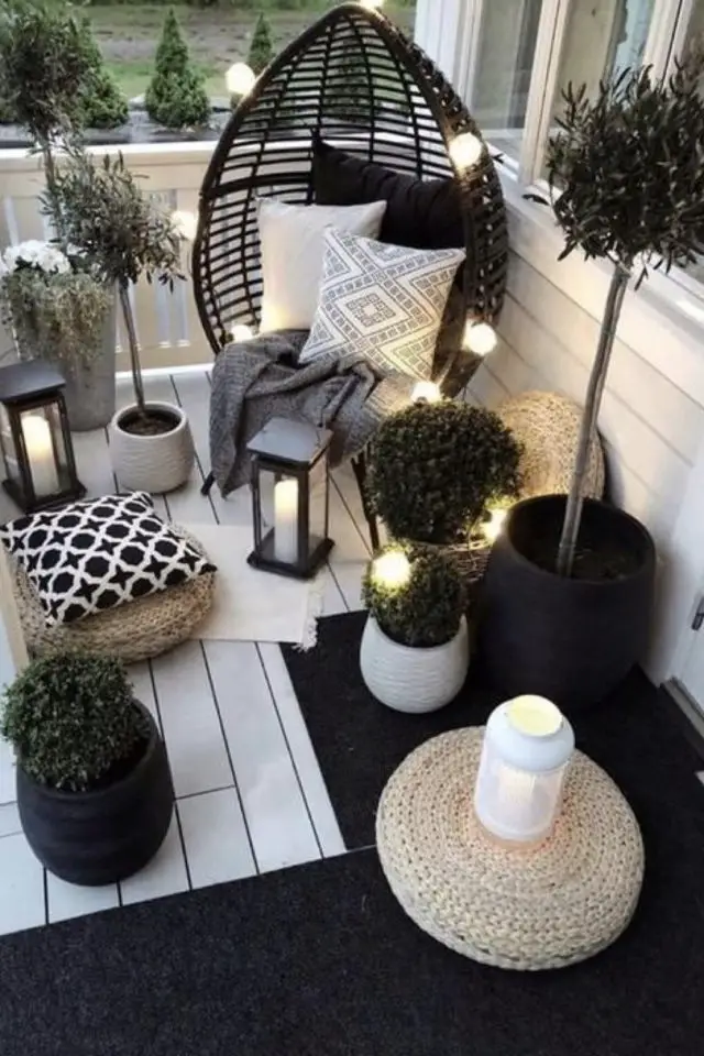 amenagement petit balcon debut printemps noir et blanc cosy décoration luminaire extérieur
