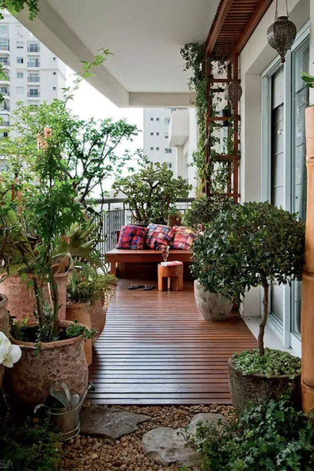 balcon amenagement et deco exemple plantes revêtement bois naturel et élégant balcon tout en longueur