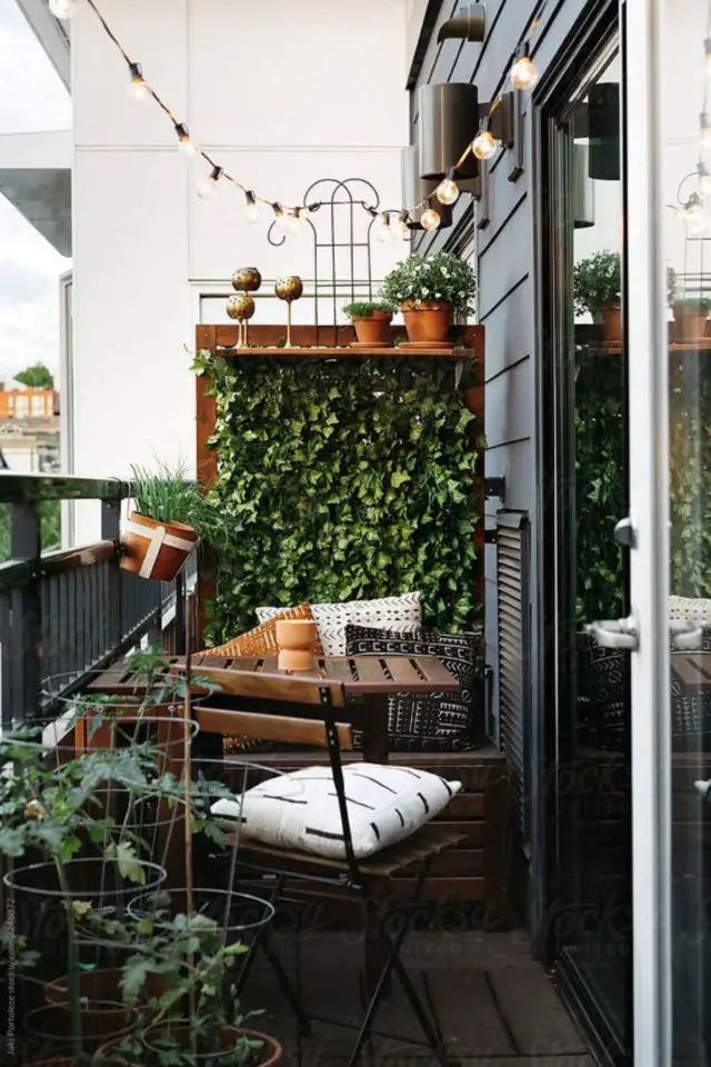 balcon amenagement et deco exemple mur végétal garde corps noir peinture petite table bois