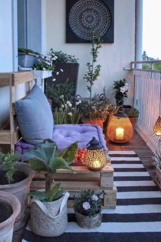 balcon amenagement et deco exemple banquette en palette coussin de sol luminaire lanterne tapis noir et blanc