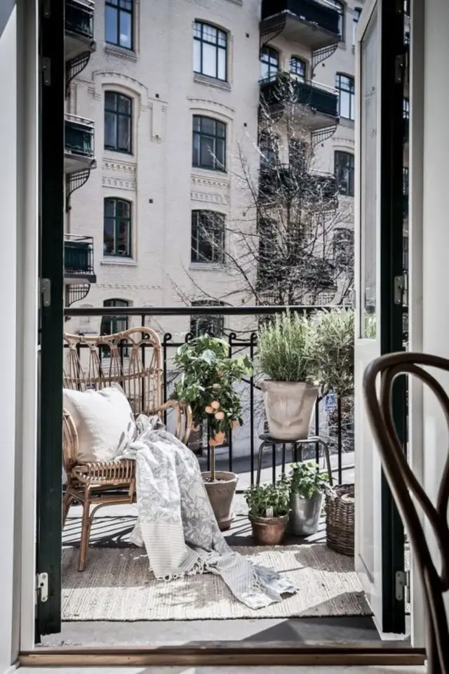 balcon amenagement et deco exemple un tapis neutre chaise en rotin plantes sur tabouret