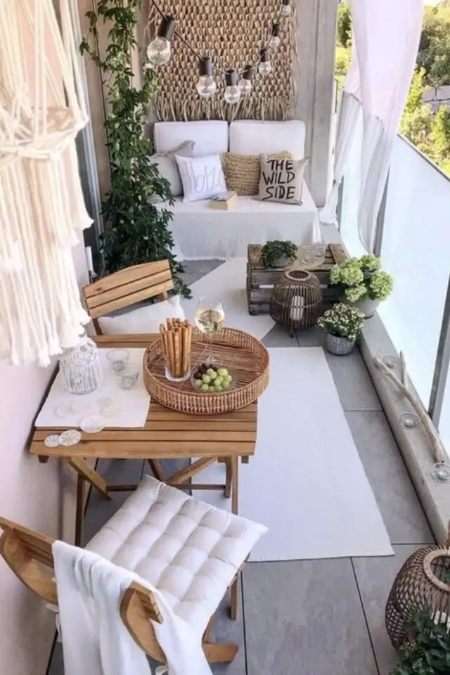 balcon amenagement et deco exemple rideau déco bohème blanc beige bois canapé tapis cosy