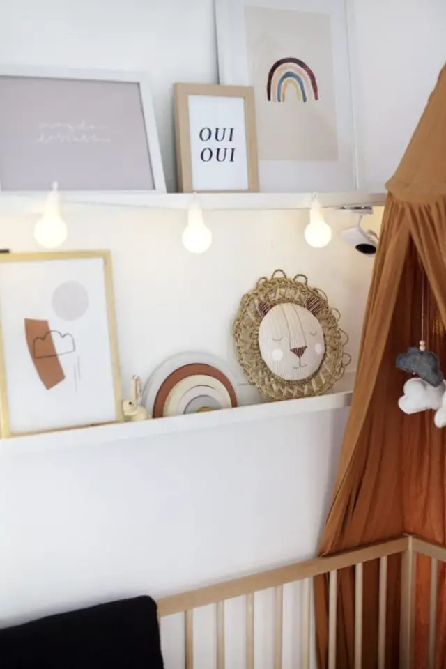 chambre enfant scandinave moderne exemple petite étagère dessus du lit ciel de lit couleur terracotta et blanc