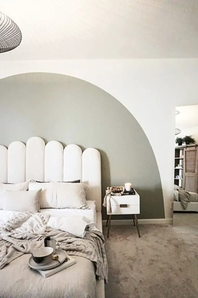 chambre parentale relooker exemple décor mural vert sauge arche peinture tête de lit écru intérieur moderne