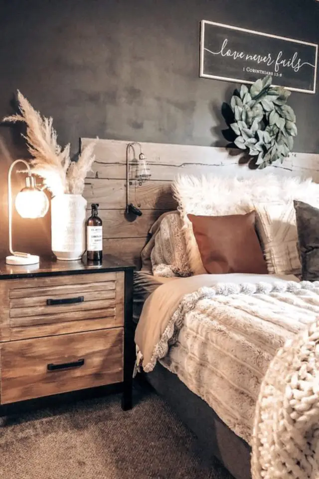 chambre parentale relooker exemple ambiance sombre et chaleureuse cosy hiver plaid en laine tête de lit bois récup