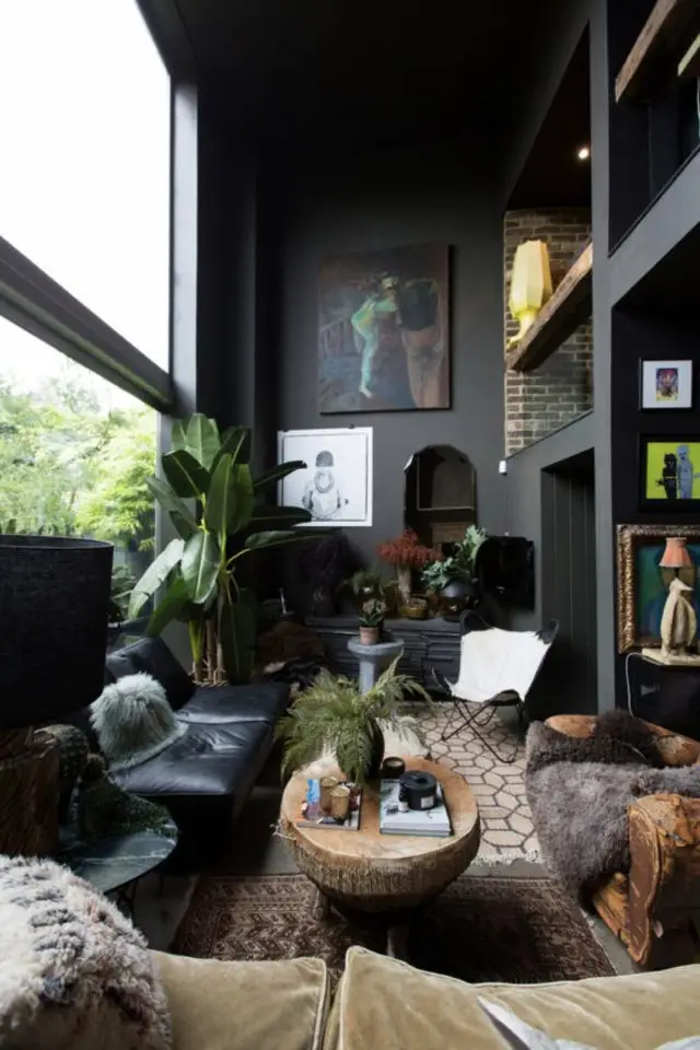 decor masculin plantes vertes exemple salon séjour noir lumineux tapis table basse en bois élégant