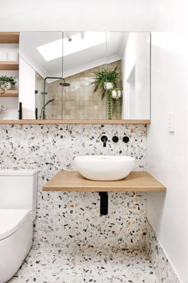 decoration toilettes salle de bain exemple moderne revêtement terrazzo clair