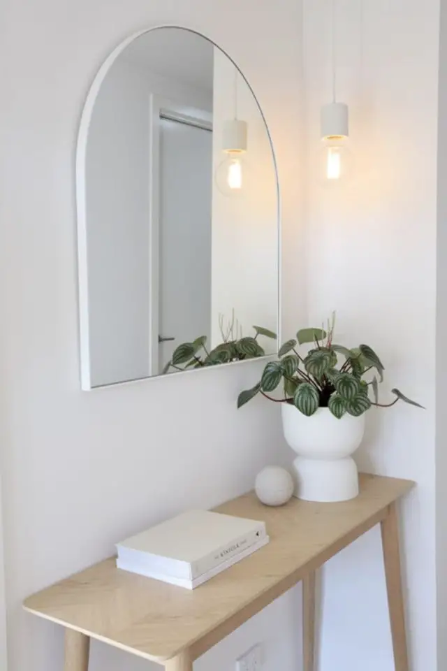 entree style minimale luminaire exemple suspension tombante ampoule blanche miroir arche console en bois