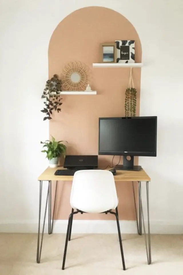 exemple arche deco peinture etagere murale couleur rose douceur féminin petit bureau télétravail