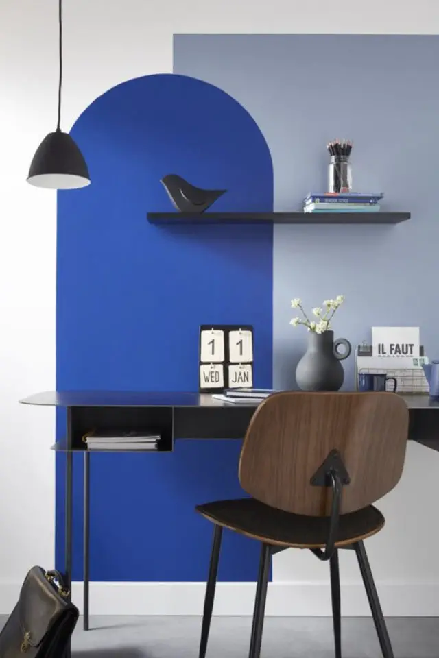 exemple arche deco peinture etagere murale bureau couleur bleu pétrole et bleu ciel ambiance masculine vintage noir